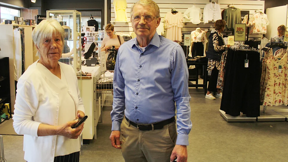 Ann Persson och Bengt Karlsson besökte på måndagen en klädbutik, för första gången sedan i mars. De tror att det vänt lite nu, och hoppas att det inte kommer en andra våg med ökad coronasmitta i höst.  