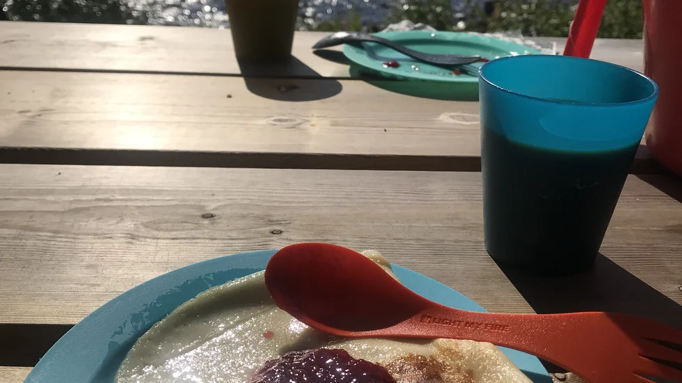 Pannkakor till frukost vid Mjöfjärden.