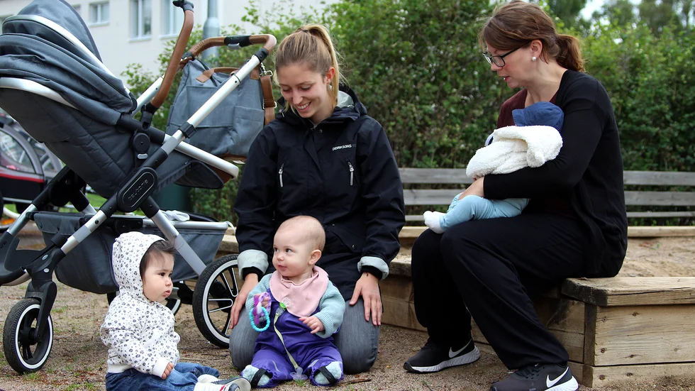 Alexandra Clasén och Susanne Häggkvist ser efter Luna, Ellie och Nils. Nils är yngsta deltagaren på bara drygt två månader.