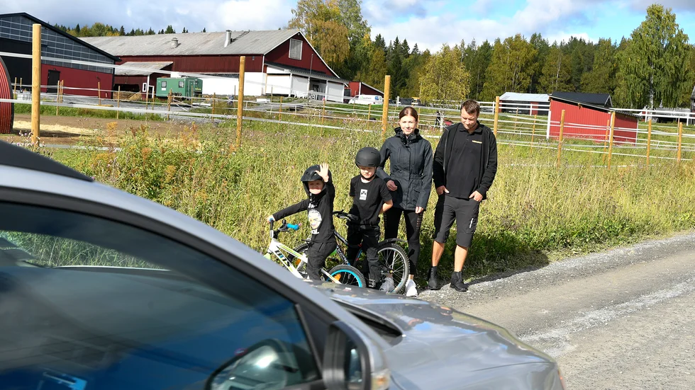 Alexandra och Robin Östlund skulle önska att det vara skyltat med 30 kilometer förbi deras gård. ”Jag skulle inte låta mina barn cykla själva efter vägen”, säger Alexandra.