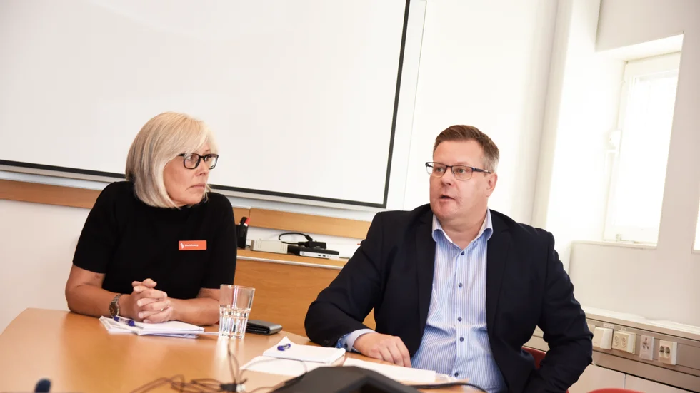 Eva Holmberg och Carl-Axel Sundbaum vid Lulebo höll under fredagen en pressträff där de meddelade att de brustit i sina runtiner vad gäller hanteringen av vägglöss på Norra Strandgatan.