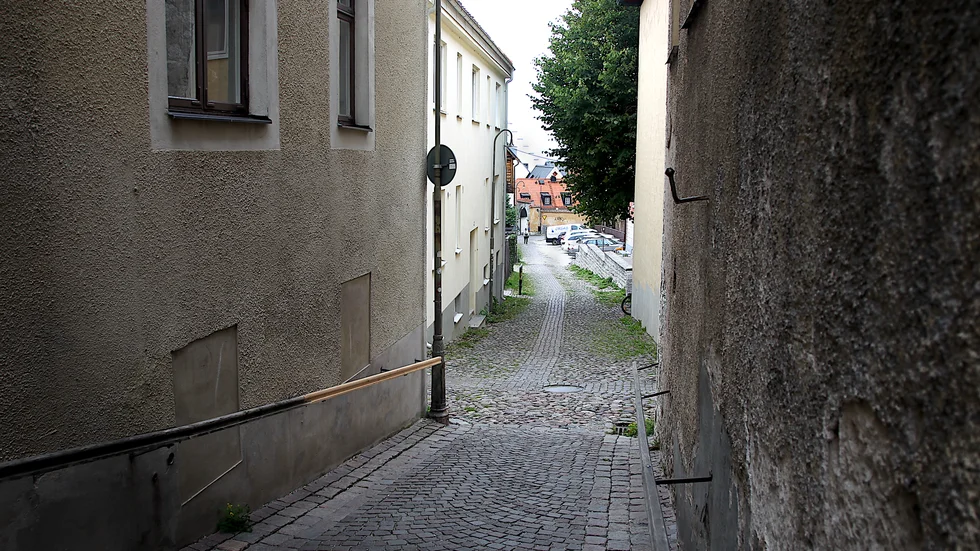 Bland det som Kronofogden kommer att ropa ut finns en bostadsrätt vid Bremergränd. Vid auktionen den 8 oktober säljs även ett fritidshus på Fårö och villor i Hemse och Slite.