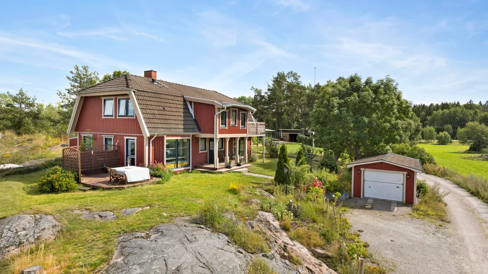 Tomten till den kända Knutbyvillan är på drygt 1 500 kvadratmeter och innehåller gräsytor, bärbuskar, fruktträd och en altan.