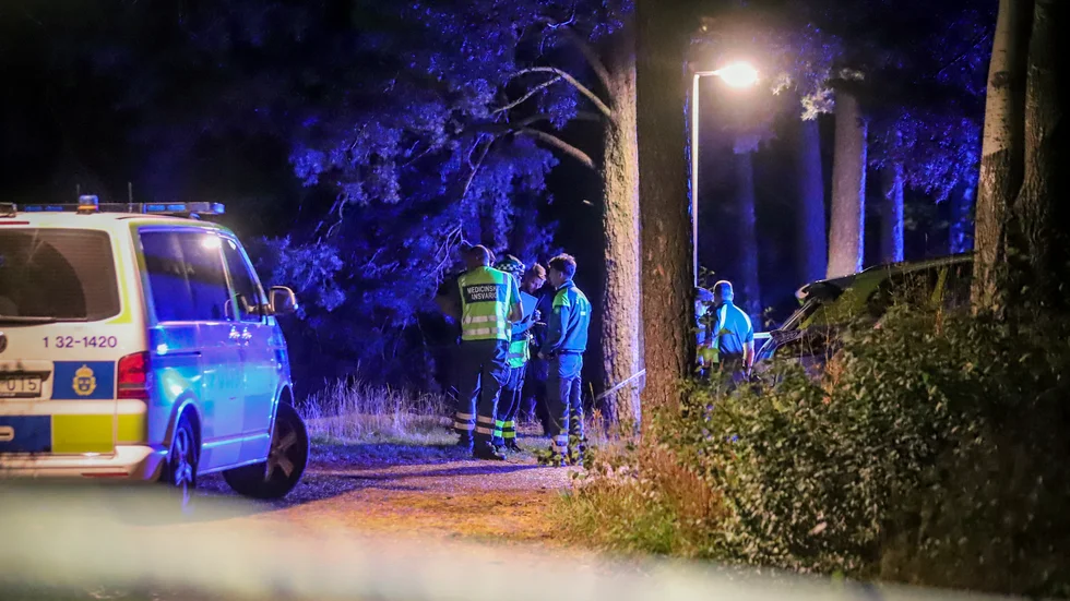 Polis på plats där en person sköts i Skogås i Huddinge, söder om Stockholm, på måndagskvällen.