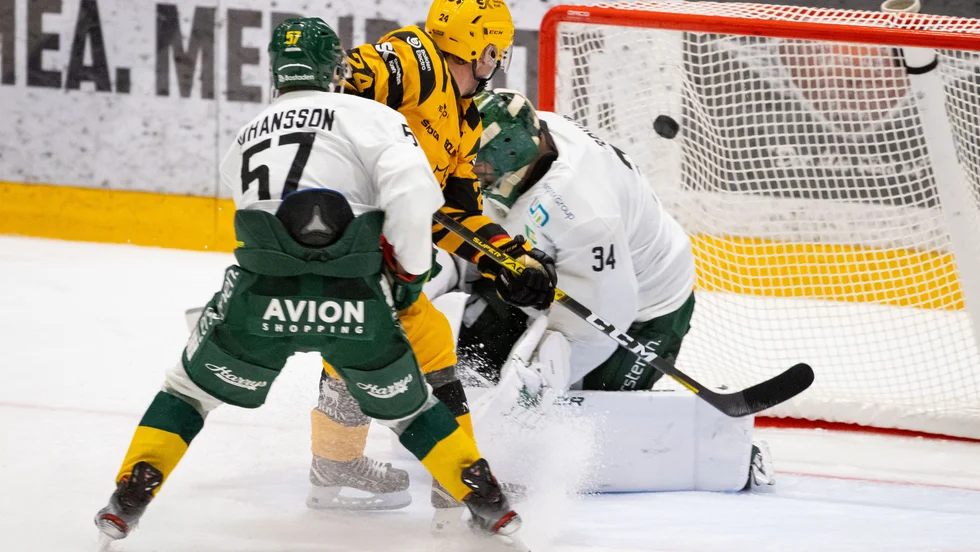 Hård kamp mellan Björklöven och Skellefteå. Men Andreas Wingerli gick inte att stoppa. Han avgjorde hela tillställningen när AIK kunde vända hem med seger, 2–1, efter sudden death.