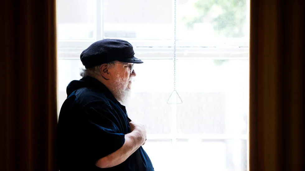 George RR Martin kommer inte kunna titta ut genom fönstret i sitt hem och beskåda ett torn i medeltida stil. Hans bygglovsansökan för ett nytt bibliotek har nekats. Arkivbild.