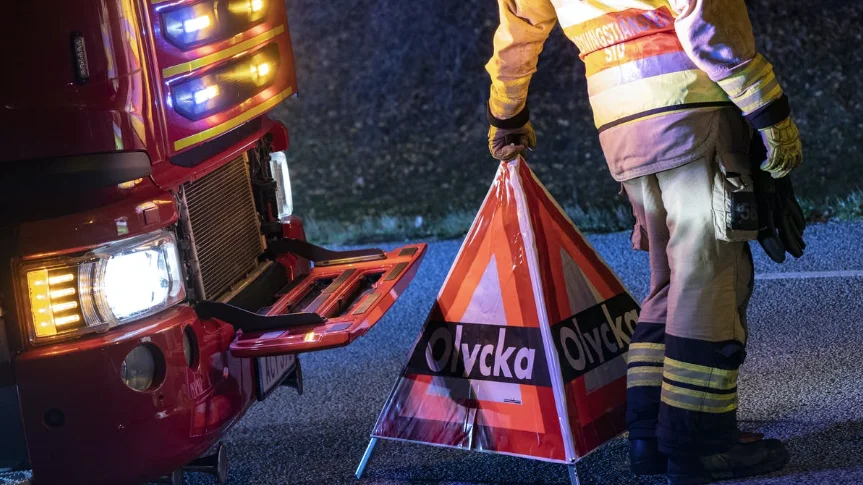 Två personer fick föras till sjukhus efter en biljakt på E4 i Umeå.