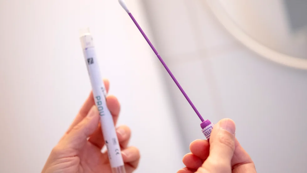 Självtest för eventuellt pågående covid-19-infektion med provtagningspinne i provrör och instruktioner. Arkivbild.