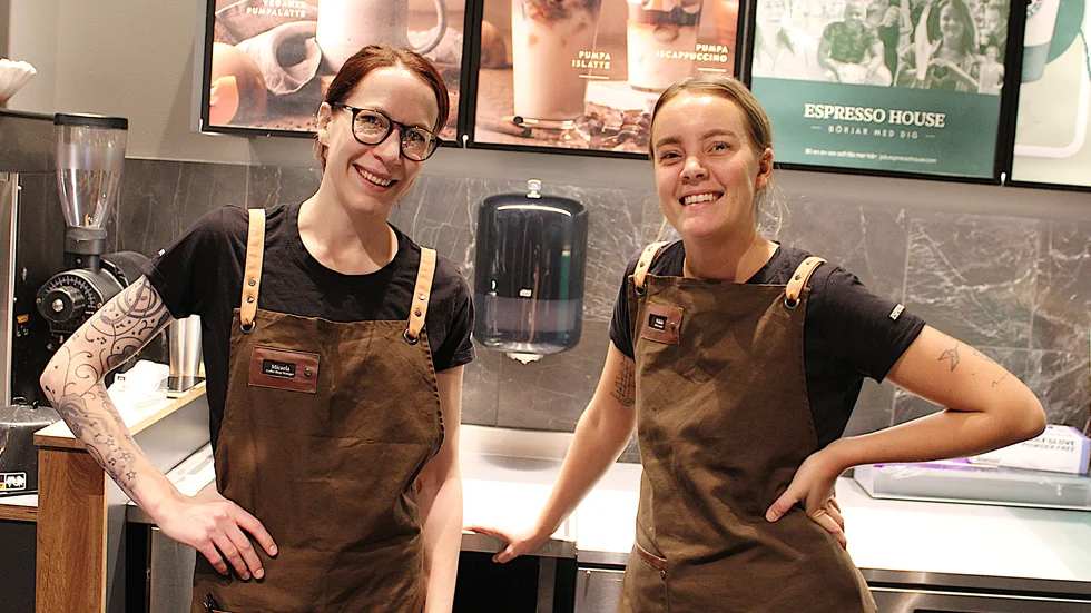 Micaela Petersson, till vänster, är platschef på Espresso House i Gränden. Nikki Engblom har anställts som skiftledare.