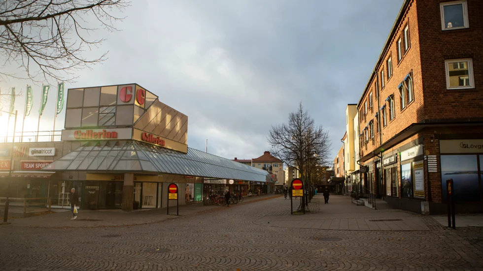 Gratis parkering skulle främja cityhandeln under pandemin, menar skribenten.