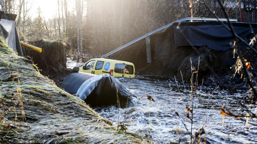 Postbilen åkte ner i en ravin. 