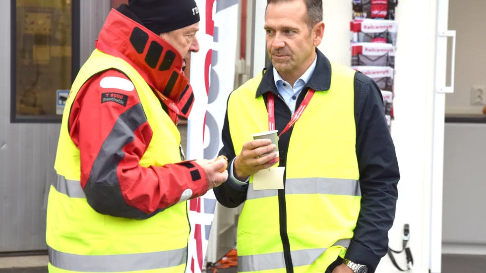 Railcares vd Daniel Öholm (t h) samtalar med en av grundarna av företaget, Ulf Marklund, i samband med att den batteridrivna underhållsmaskinen premiärvisades.