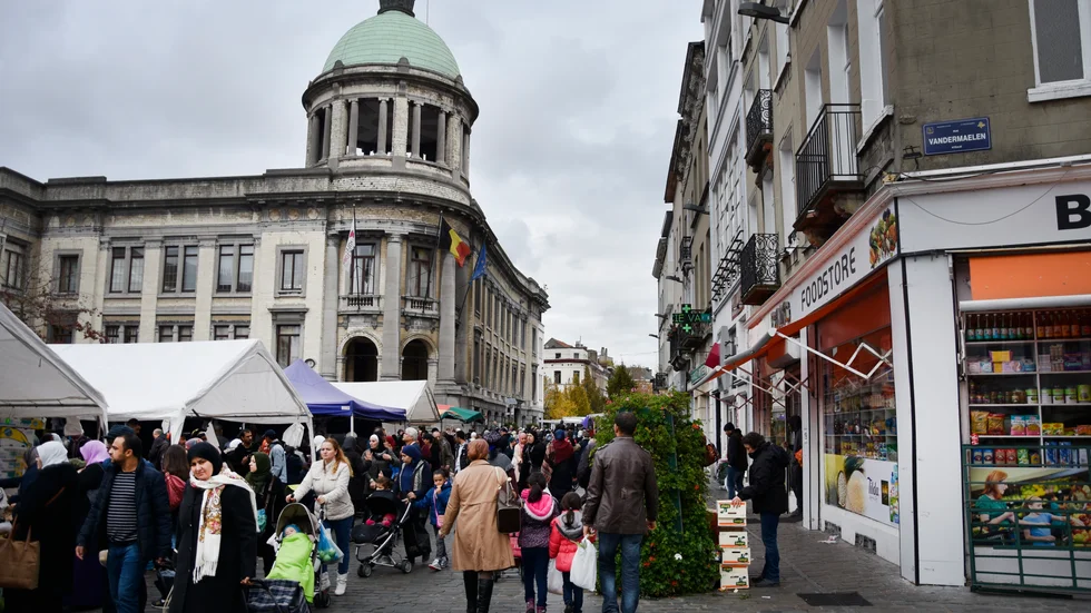 Kommunhuset i Molenbeek där en lärare blivit avstängd efter att ha visat en Muhammedkarikatyr för sina elever. Arkivbild.