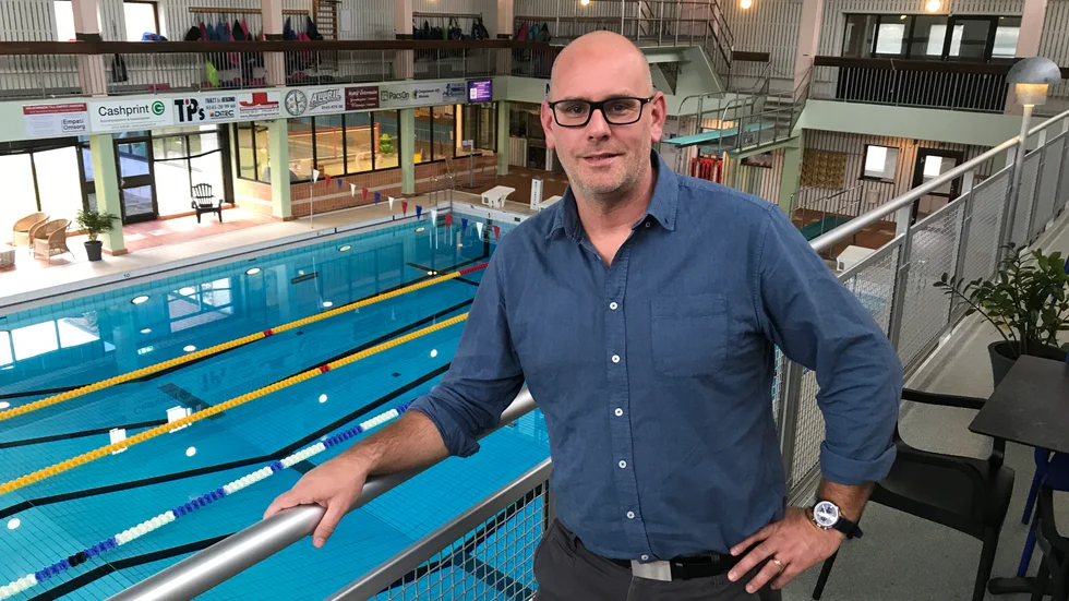Motala simsällskaps tränare Marcus Wernström gläds över att klubben från och med måndag återigen kan välkomna sina masters-simmare in i simhallen.