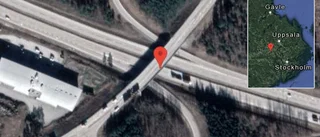 Fordon stillastående på E18 - helt stopp i ett körfält