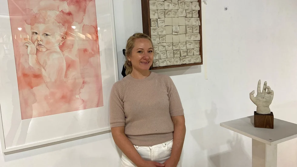 Klara Prytz hör till de konstnärer som medverkar på höstsalongen. Till vänster ses akvarellen "Hugo" där hon porträtterar sin gudson.