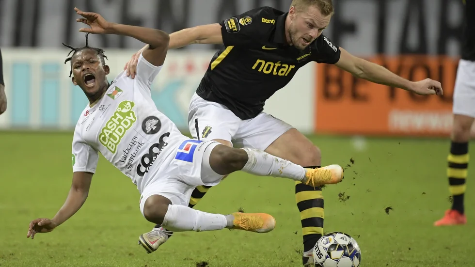 AIK:s och landslagets Sebastian Larsson i aktion på den dåliga gräsmattan på Friends arena.