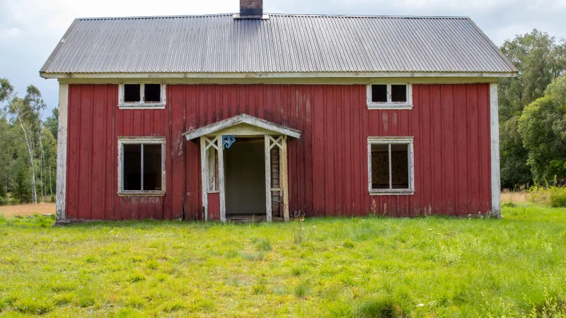 Kommunen hoppas nu på att de obebodda husen ska fyllas med liv. Detta ödehus ligger dock inte i Motala kommun.