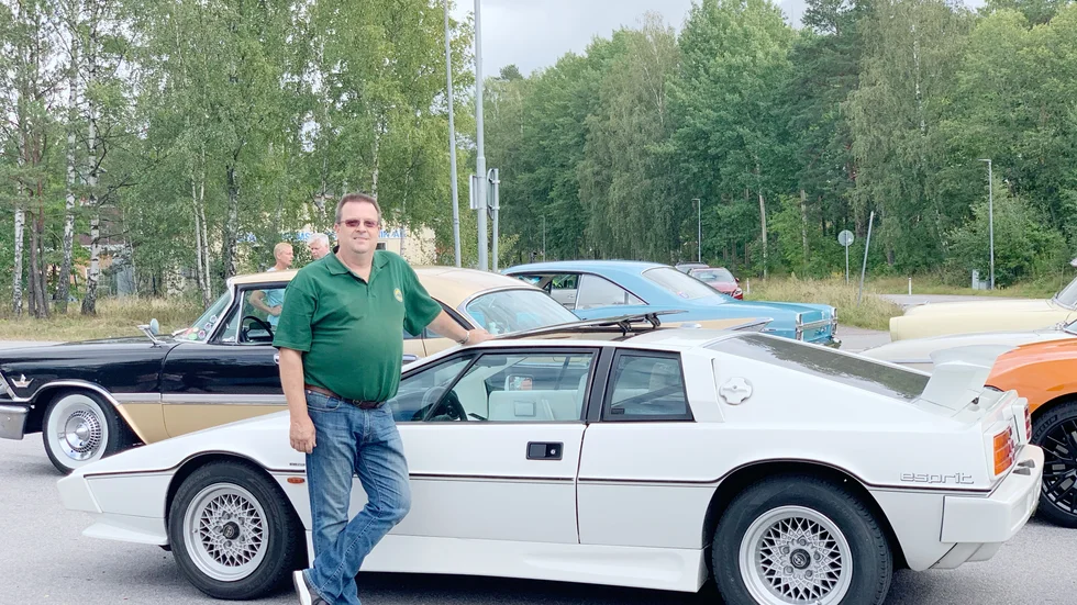 Kenneth Andersson med sin sällsynta bil Lotus Esprit S3 från 1986. 
En av ett 80 tal som finns i hela världen. 