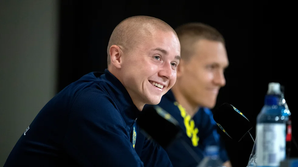 "Kul att vara tillbaka i landslaget" tycker Sebastian Holmén. Här är han tillsammans med Ludwig Augustinsson på en pressträff inför lördagens Nations League-möte med Frankrike på Friends.