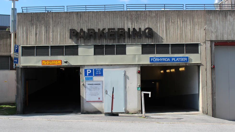 I det nedre förhyrda garaget är porten den enda vägen för röken att ta vägen. "Ett tillslutet utrymme som inte går att ventilera ut, då går inte vi in", säger Daniel Sanér på Räddningstjänsten.