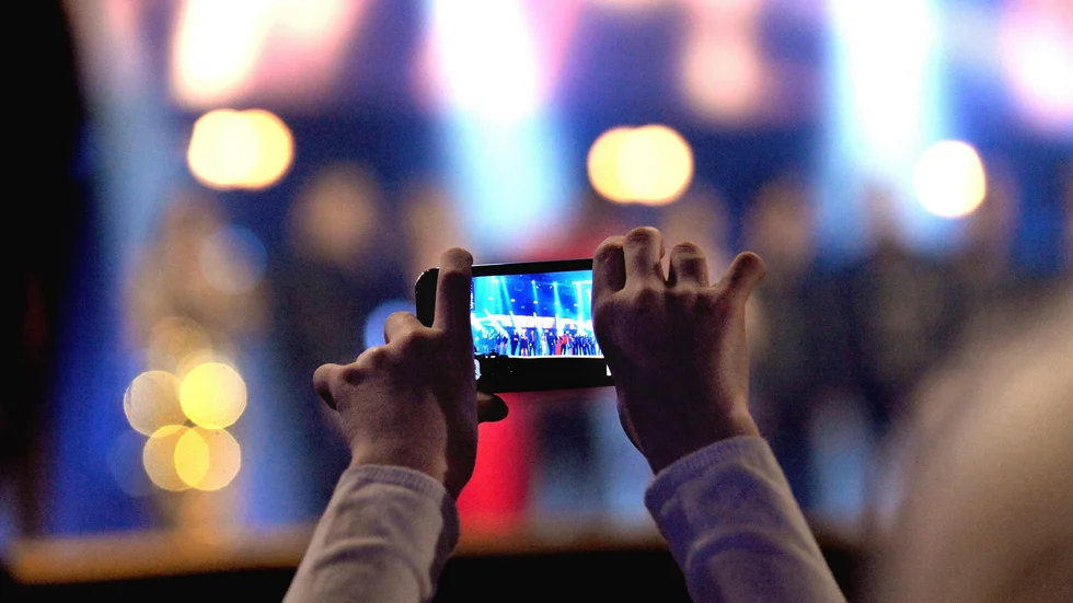 Många väljer att filma konserter eller humorföreställningar med sina mobiler. 