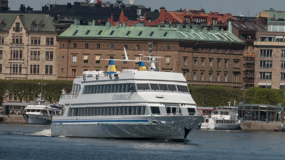 Skärgårdsbåten Cinderella med Strandvägen i bakgrunden. Arkivbild.