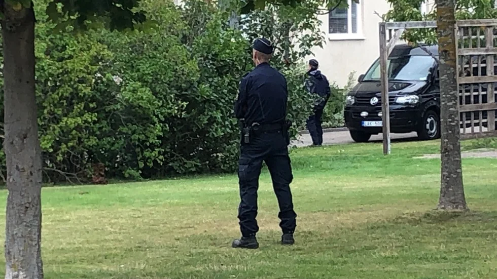 Polisen är på plats vid adressen där en person har hittats död. 