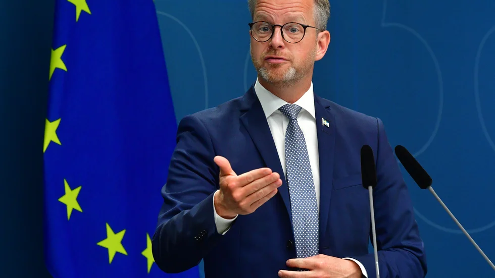 Inrikesminister Mikael Damberg (S), laddar om med ett nytt förslag för hur EU:s vapendirektiv ska genomföras i svensk lag. Arkivbild.