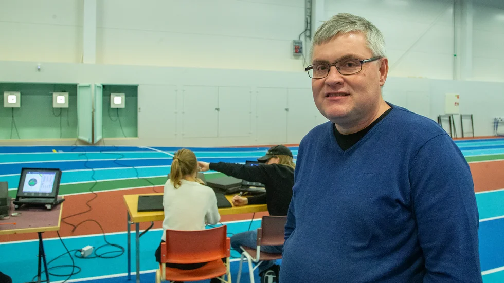 Roger Blombäck tror att många tävlingar arrangeras med teknikens hjälp på hemmaplan framöver.
