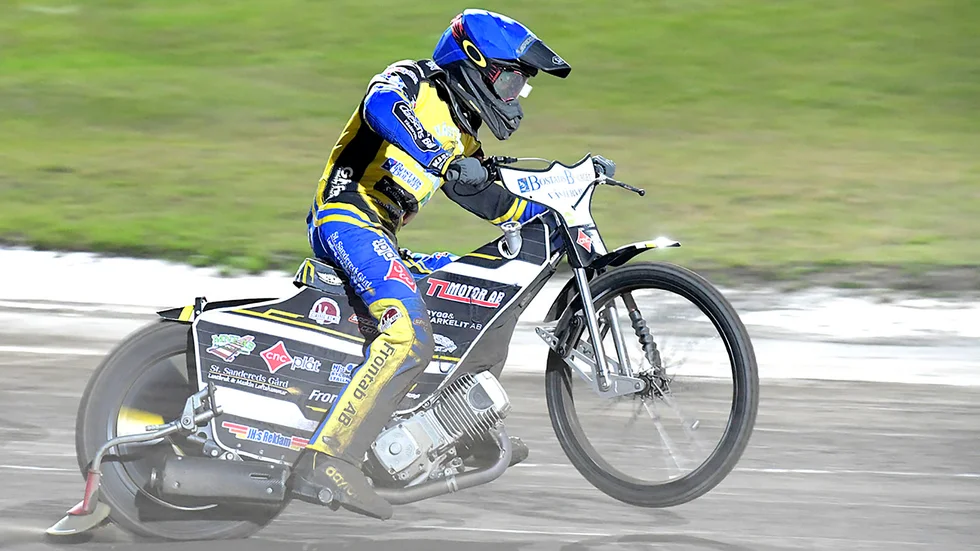 Anton Karlsson hoppas att det släpper på bortaplan för hans del inför derbyt mot Dackarna.