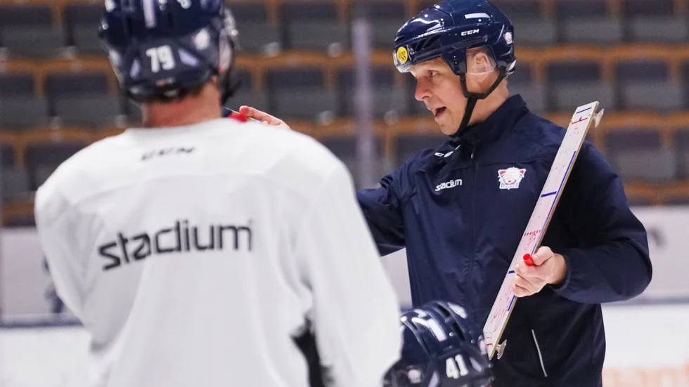 Bert Robertsson slipar på de sista detaljerna inför SHL-premiären.