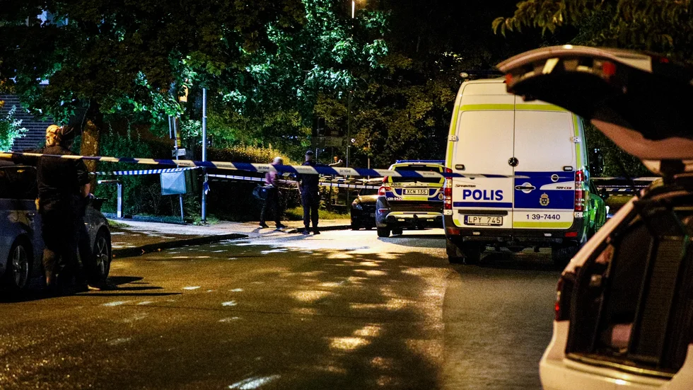 En man skadades svårt vid en skottlossning i Upplands Väsby sent i söndags kväll.