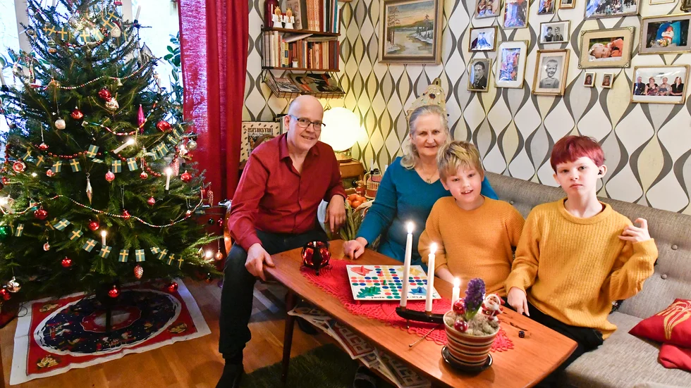 Sture och Annika Lundström spelar Fia med knuff med barnbarnen Konrad och Elenor Dahlbäck efter att de har julpyntat granen.