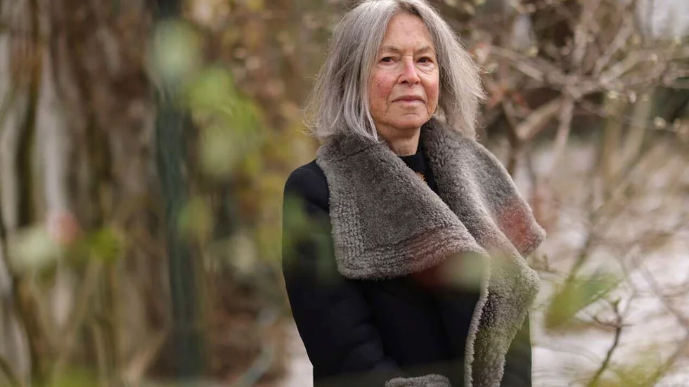 Den amerikanska poeten Louise Glück (född 1943) tilldelades 2020 Nobelpriset i litteratur för sin "omisskännliga poetiska röst, som med sträng skönhet gör den enskilda människans existens universell".