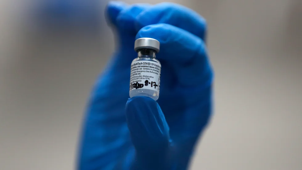 Förhoppningsvis kan de första svenskarna vaccineras mot pandemiviruset väldigt snart, skriver Lina Nordquist, Malin Sjöberg Högrell och Hasse Backman.