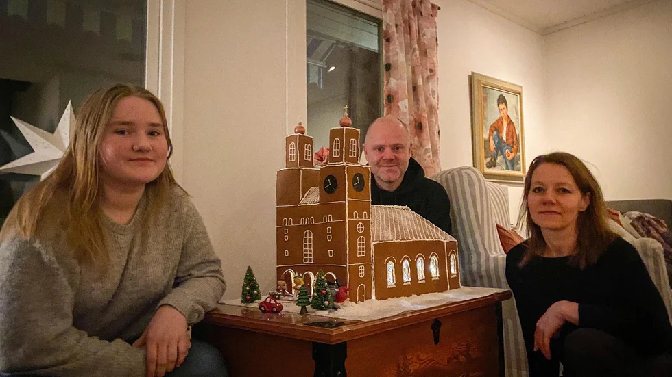 Tuva, Claes och Helena Jonson vid pepparkaksbygget som även sonen William var med och skapade.