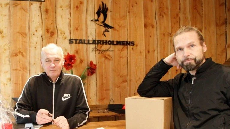 Johan Ek tillsammans med kunden Stefans Seidel som hade införskaffat en julgåva: "Jag är jättestolt över att Stallarholmen har ett eget bryggeri", säger Stefan Seidel.
