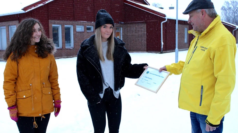 Lina Högström Johansson och Nathalie Lindroth, två studenter från Musikgymnasiet i Boden fick ta emot ett stipendium på 10 000 kronor av Claes Simonander, President för Lions Club Luleå. 