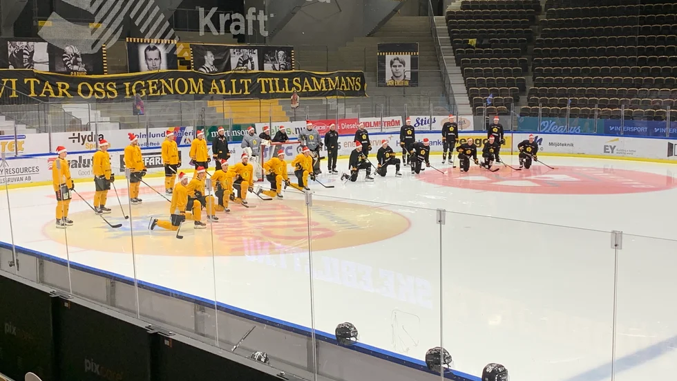 Ett coronaanpassat julkort med tomteluvor. Lär ses på sociala medier inom ett par dagar. Men redan nu får ni en förhandsvisning här på Hockeybloggen.