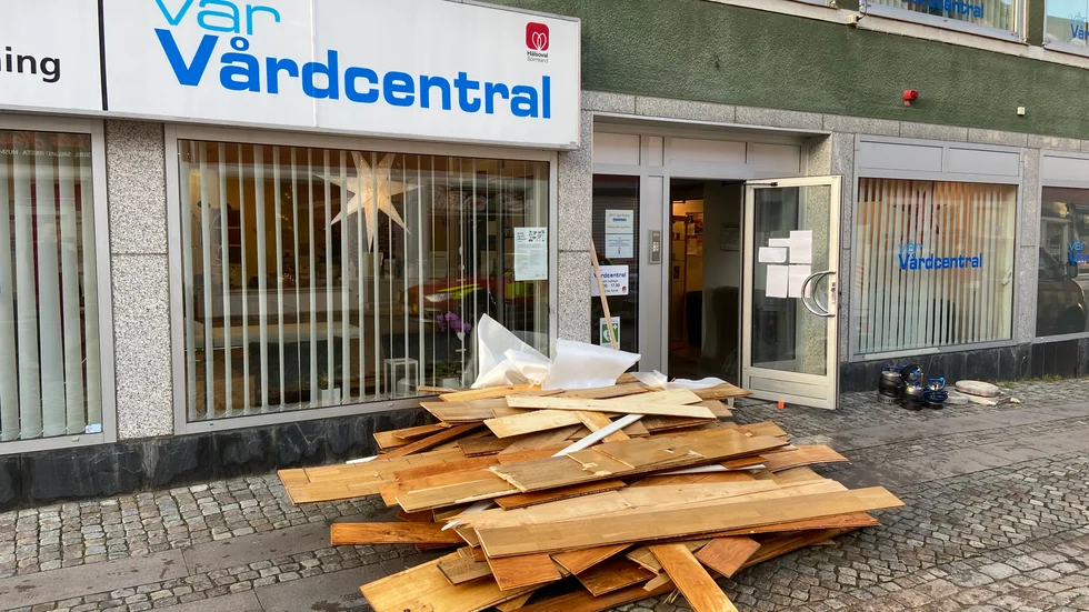 Uppbrutna och vattendränkta golvbrädor låg under söndagen som ett plockepinn utanför Vår Vårdcentral.  