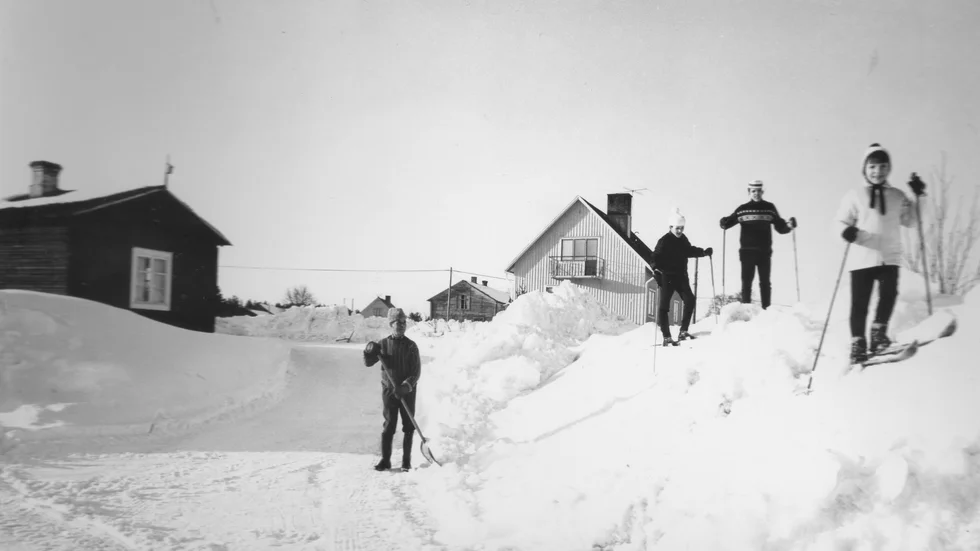 1967. En vinterbild från Nybacken i Månsbyn Kalix.