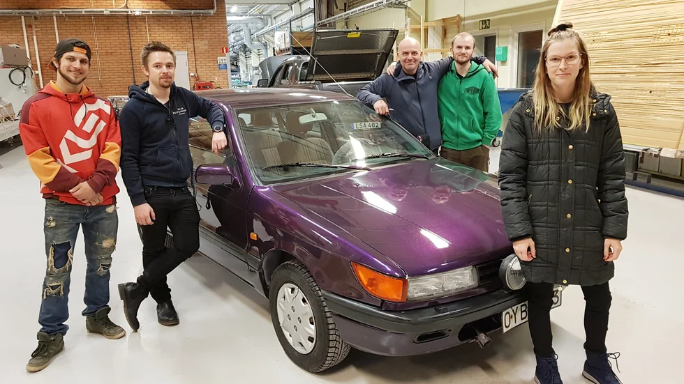 Petra Viklund kunde hämta bilen på tisdagen. De fyra reparatörerna som kallar sig "Adhd-garage" är glada över att kunna hjälpa någon. Från vänster Lucas Lyrholm, David Fägnell, Johan Öberg och Linus Öberg.