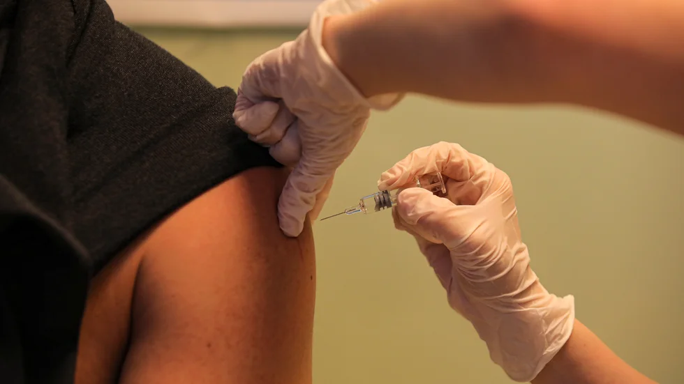 Personer som inte vill vaccinera sig mot covid-19 ska inte få åka kollektivtrafik. Det föreslås i ett nytt lagförslag i Frankrike. Arkivbild.