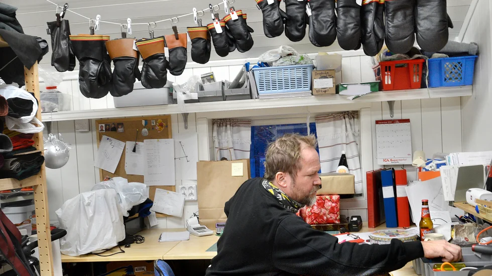 Förutom ryggsäckar, mössor och handskar sys andra skinn- och läderprodukter. 