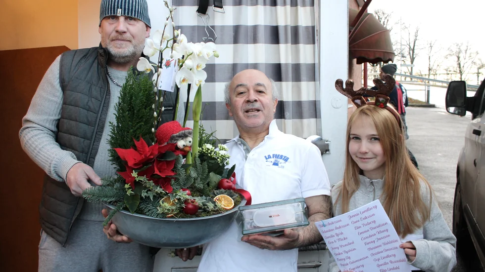 Tomas Larsson och Molly Åhlander överräckte sparbössan, julgruppen och listor på alla som bidragit. George Al-Khabbaz tog emot gåvan. Hans fru Fadia Al-Khabbaz var på jobbet och kunde inte vara med.