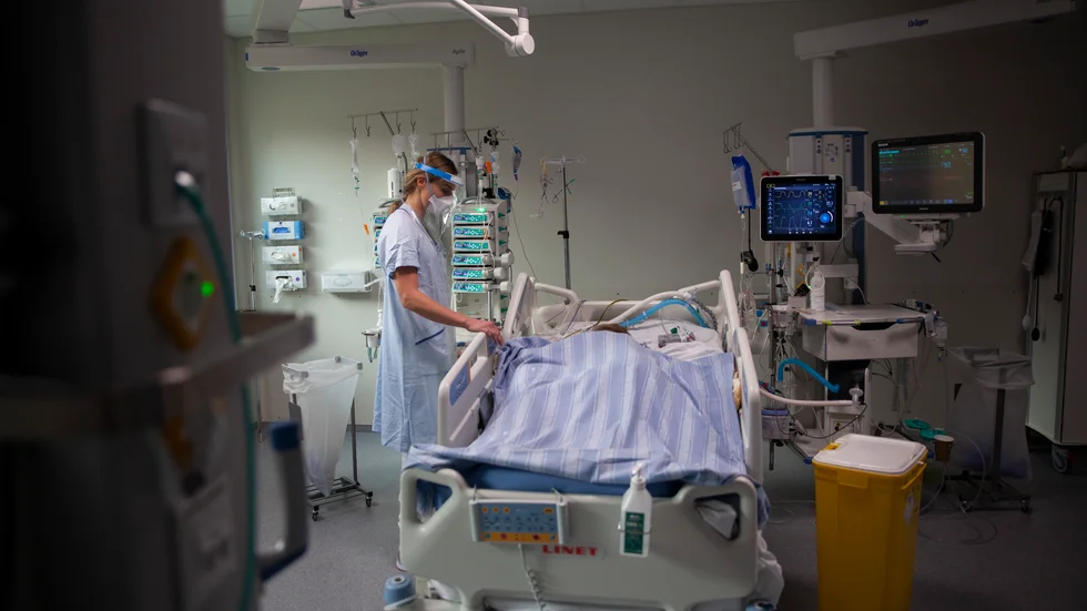 Intensivvårdssjuksköterskan Hanna Andersson på intensivvårdsavdelningen på USi Linköping berättar att de alltid hälsar och pratar med patienten som om han eller hon vore vaken. (Anhöriga har gett oss tillstånd att fotografera i salen.)