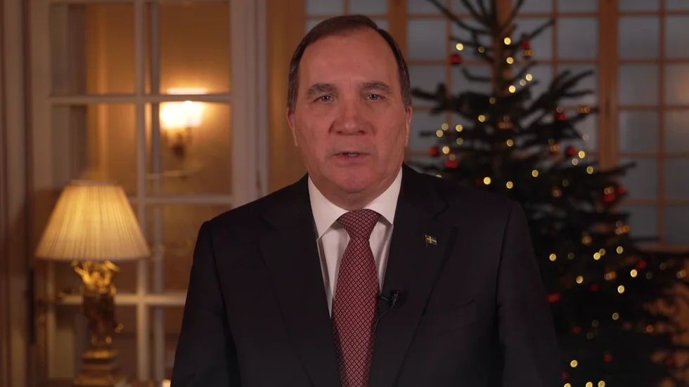 Stefan Löfven firar förhoppningsvis en fin jul. Här fångad på bild strax före jul då han höll tal mot en lämplig bakgrund. 