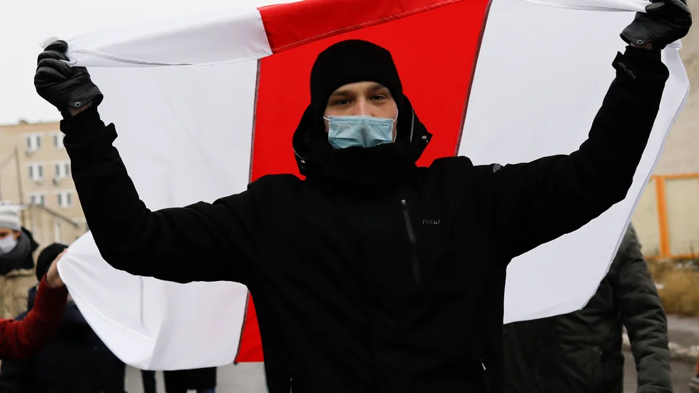 En demonstrant i Belarus huvudstad Minsk under förra söndagens protester.