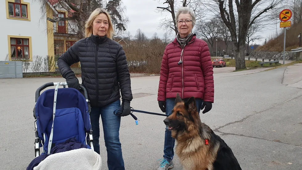 "Nej, inte till att börja med. För att jag inte riktigt litar på vad det kan bli för konsekvenser. Jag vill avvakta", svarar Susanne Johansson, 56, som själv är i riskgrupp på grund av sin reumatism. 78-åriga Margaret Johansson kommer vaccinera sig om hennes allergier tillåter det. 
